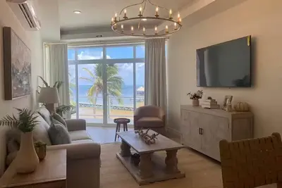 Image de Styles Beach 2a - Luxury Beachfront Condo w/ Pool