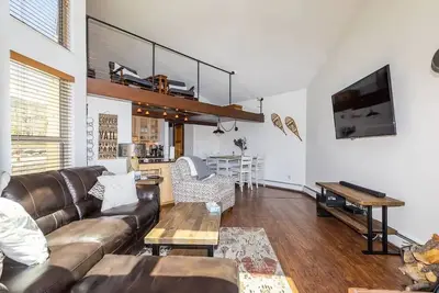 Image de Top Floor, End Unit Condo with Amazing Mountain Views