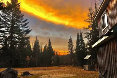 Image de Domaine Alpinea adossé aux sentiers, lacs, plage et rivières. \n\nwww. alpinea. ca
