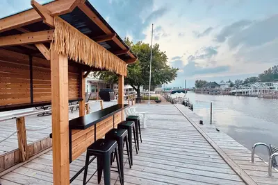 Image de Waterfront, tiki bar, boat slip, golf cart, 3-br peaceful downtown cottage!