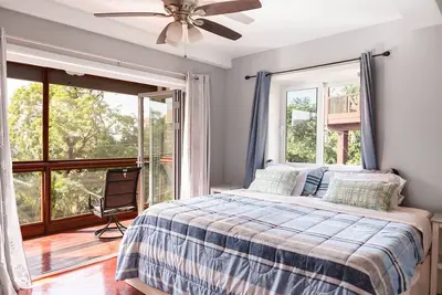 Image de Grand Five Bedroom Villa w Rooftop Pool & 120 Steps from West Bay Beach