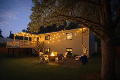Image de Designer Mountain Home Outside Aspen! Sleeps 12! Walk to Rfta