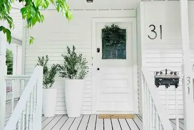 Image de Remodeled 4 Bed Colonial *5-Minute Drive to Bdl*