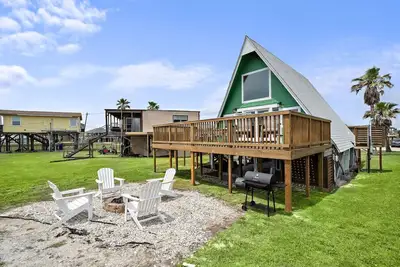 Image de Cozy A-frame with Gulf View, Yard & Fire Pit
