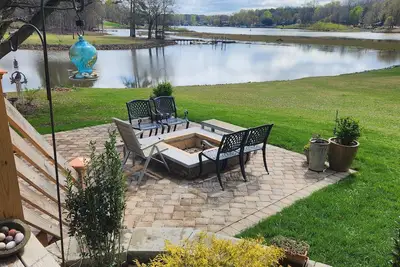 Image de Lakeside 4-Br house with 500 ft of shoreline in Belmont