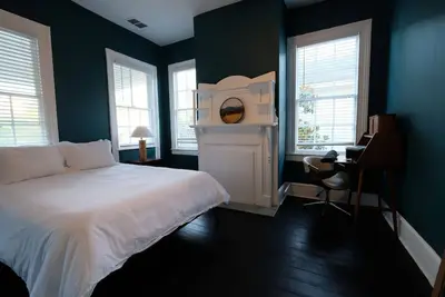 Image de The Savannah Art Bungalow • Forsyth Park Retreat • Vintage Charm + Modern Design