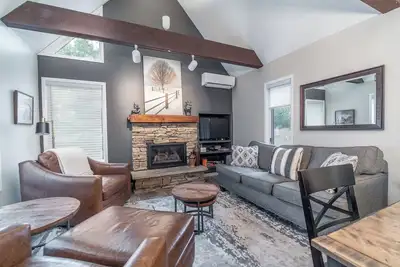 Image de Warm & Welcoming Peek N Peak Condo — Close to Lift 8 Skiing & Golf Fun Sleeps 10