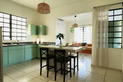 Image de Bright, Stylish & Secure Apt – Sleeps 4 w/Parking