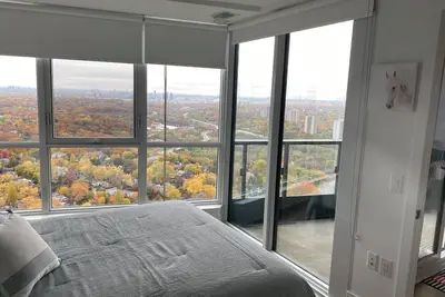 Image de Sky High Views in Central Downtown!