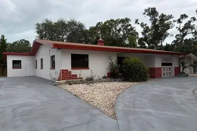 Image de Spacious 3 Bed 2 Bath Vintage home in Clearwater with Rv Parking