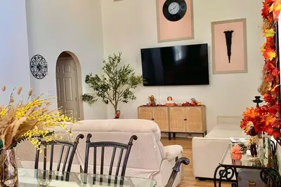 Image de Big House + In-Law Suite + High Ceilings + Spacious & Cozy - Close To Everything