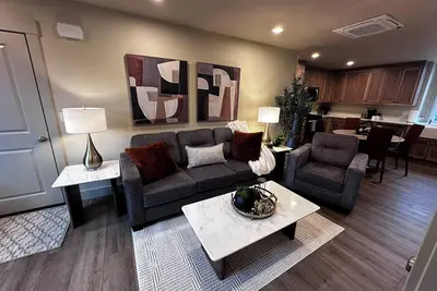 Image de \"The Lake House\"- Brand New 2br  Retreat w/ King Bed- Elegant -Close to Wineries