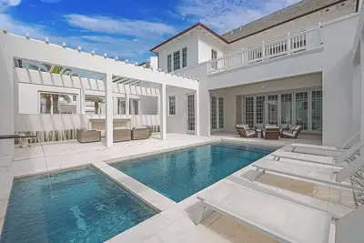 Image de Luxurious Villa with Balcony Views + Outdoor Pool + Full Kitchen + Grill Station