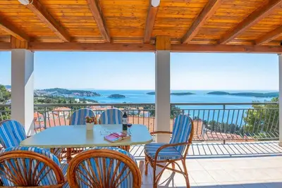 Image de Appartement de trois chambres avec la terrasse et la vue sur le mer Hvar (A-24988-a)