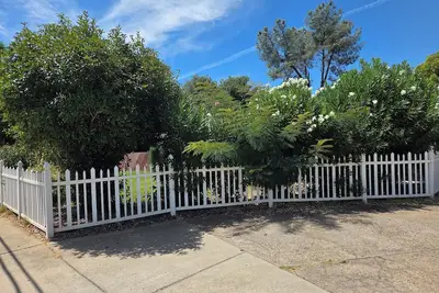 Image de Spacious 5-bedrooms house in fabulous Redding with Swimming pool \n12 beds, 3 bath