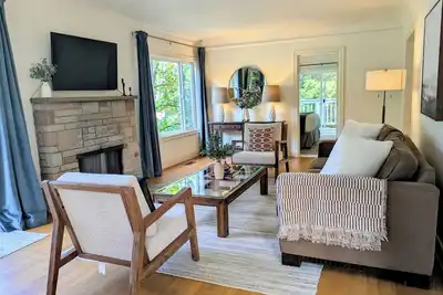 Image de Historic Queen Anne Craftsman Home - 4br, 3ba, 2 Full Kitchens, sleep 10+