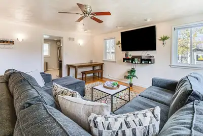 Image de Walk to Old Town Lafayette! Cozy Couple’s Escape