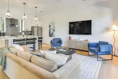 Image de Sleek, Mod, Luxe: Soccer Fan Home Base in Houston
