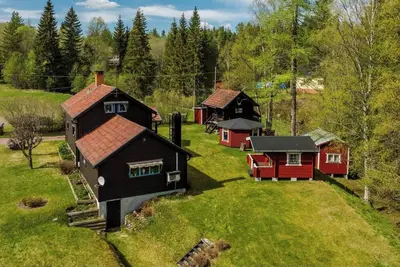 Image de A house by the forest with a stream and plenty of peace and quiet