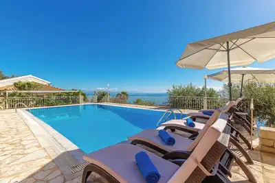 Image de Three-Bedroom Villa with Private Pool in Nissaki with Breathtaking Sea Views