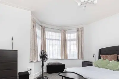 Image de Sandy Shore by Bournecoast: Lovely Apartment with a Patio by the Beaches -Fm9618