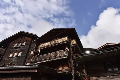 Image de 3 pièces pour 4 personnes dans le vieux village : salle à manger avec fourneau à bois et Tv - 1 cham