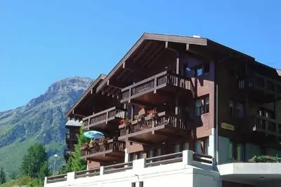 Image de 3 pièces confortable pour 5 personnes : Living avec fourneau à bois - cuisine avec lave-vaisselle, m