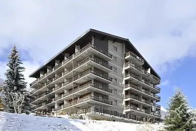 Image de Studio confortable pour 2-4 personnes : Living avec 1 canapé-lit (1. 40 x 1. 90m) et 2 lits rabattable