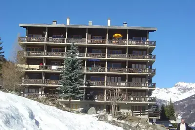 Image de 3 pièces confortable pour 4 personnes : Living avec cheminée - cuisine avec machine à café filtre -