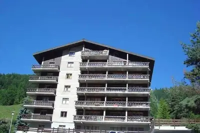 Image de 2 pièces pour 4 personnes : Living avec 2 canapés-lits - 1 chambre avec 2 lits - cuisine avec machin