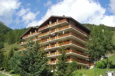 Image de 2 pièces 1/2 confortable pour 4 personnes : Living - 1 alcôve avec 1 lit double (1. 40 x 2. 00m) - 1 c