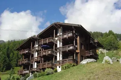 Image de 2 pièces confortable pour 2-4 personnes : Living avec 1 canapé-lit  - 1 chambre avec 1 lit double -