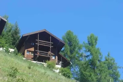 Image de Chalet avec Sauna pour 4-5 personnes : Living avec petit fourneau à bois - cuisine avec lave-vaissel