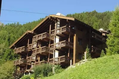 Image de 2 pièces pour 2-4 personnes : Living avec 1 canapé-lit et 1 lit rabattable - cuisine avec lave-vaiss