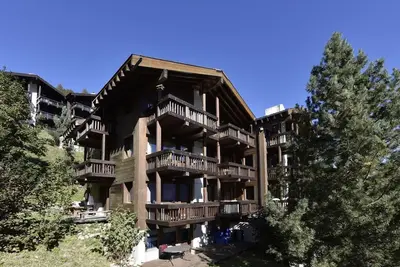 Image de 3 pièces confortable pour 4 personnes : Living avec cheminée - 1 chambre avec 2 lits - 1 chambre ave