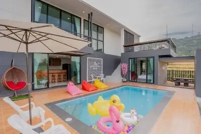 Image de Villa, sleeps 15, Pool with slider, Wi-fi, karaoke, pool table, Bbq, parking.