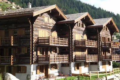 Image de 3 pièces très confortable pour 4 personnes : Living avec fourneau à bois - cuisine avec lave-vaissel