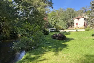Image de Demeure XIXᵉ avec rivière en Dordogne, piscine et wifi