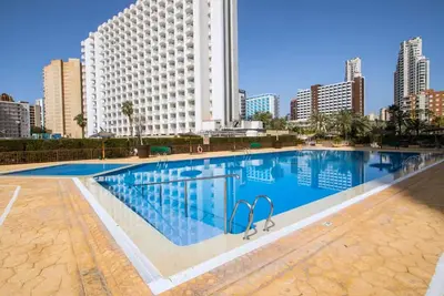 Image de Séjour ensoleillé à Benidorm avec piscine, climatisation et parking, à 550 mètres de la plage de Levante
