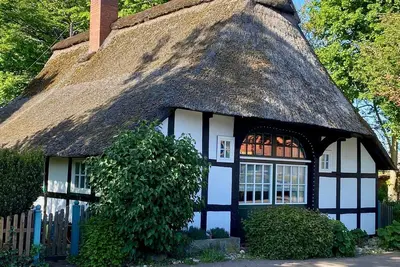 Image de Maison de vacances au bord du lac avec jardin, cheminée, terrasse privée et Wi-Fi