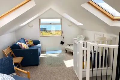 Image de Unique train carriage house overlooking Selsey beach!