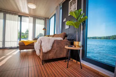 Image de Romance sur l’eau : Floatinghouse Miami Woma D13, confort et vue panoramique