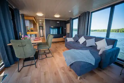 Image de Floatinghouse Brino Woma D13 – Séjour moderne sur l’eau pour 7 personnes