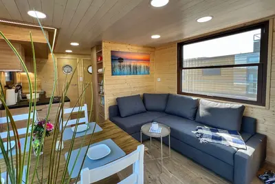 Image de Floatinghouse Seeliebe Woma D12 – Séjour unique sur un houseboat moderne
