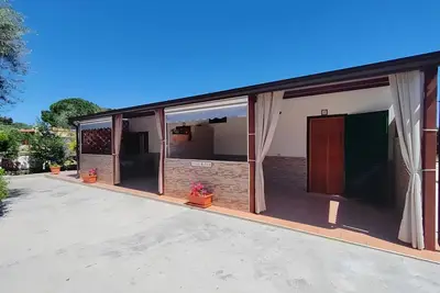 Image de Maison de vacances 'Elvira Monolocale Deluxe' avec terrasse privée, jardin partagé et climatisation