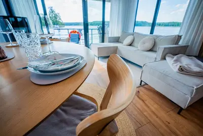 Image de Floatinghouse Pina Woma D13 – Séjour moderne sur l’eau pour 6 personnes