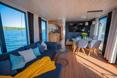 Image de Floatinghouse Juno Woma D13 – Séjour unique sur l’eau, jusqu’à 7 personnes