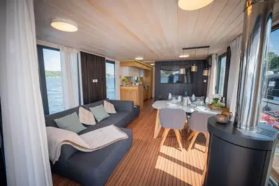 Image de Floatinghouse Redwine Woma D13 – Maison flottante moderne pour 7 personnes