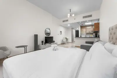 Image de Stayshort - Chic Studio Apartment in Jvc Sleeps 4!