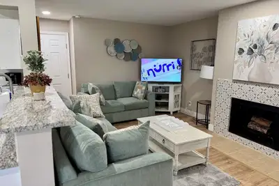 Image de Beautiful, 2-bedroom condo, minutes away from the lake with updated amenities.